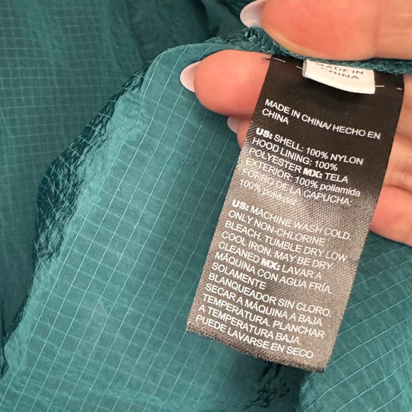 Like New Chico’s Nylon Water Repellent hooded jacket Size 2 =(Large/12) - Picture 4 of 6